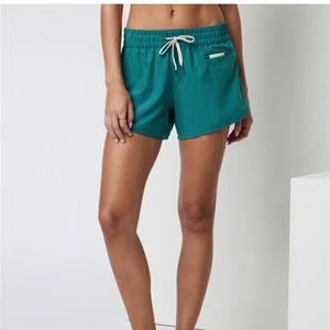 Vuori Clementine 2.0 Shorts 4in Ivy Size M NWT